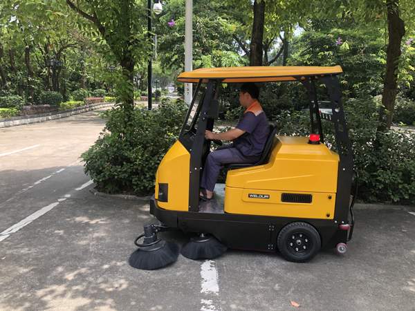 小区物业怎么来选择电动扫地车？(图1)